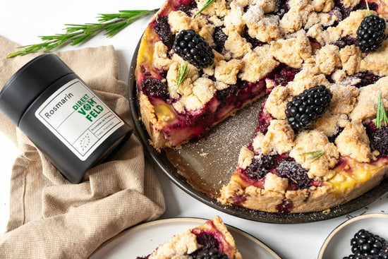 Brombeer-Streusel-Kuchen mit Rosmarin