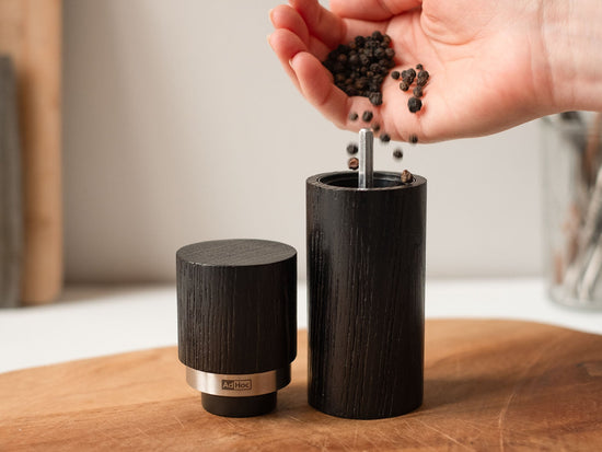 AdHoc Salz - und Pfeffermühlen Set "Textura" aus Eschenholz - Direkt vom Feld