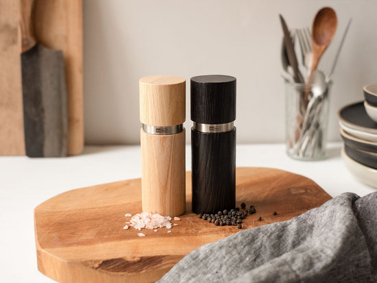 AdHoc Salz - und Pfeffermühlen Set "Textura" aus Eschenholz - Direkt vom Feld