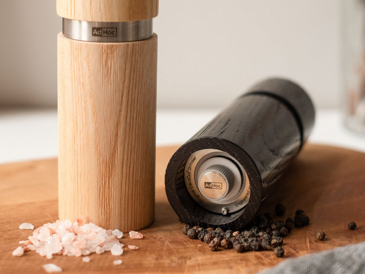 AdHoc Salz - und Pfeffermühlen Set "Textura" aus Eschenholz - Direkt vom Feld