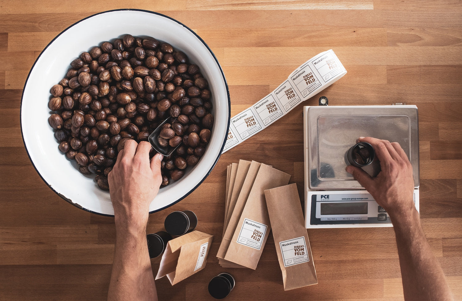 Muskatnüsse bei der Abfüllung der Bio-Gewürze bei Direkt vom Feld