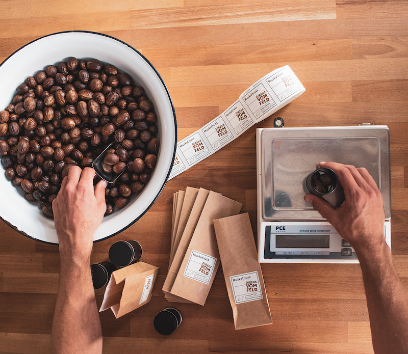 Direkt vom Feld Bio Gewürzmanufaktur Abfüllung Muskatnüsse mit Schale