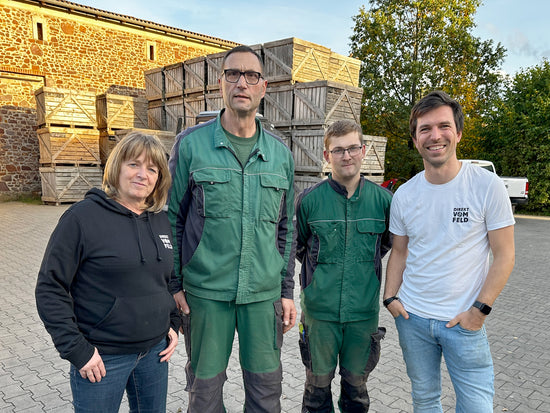 Richard und Grit zu Besuch auf dem Hof unseres Senf-Erzeugers Eckhard