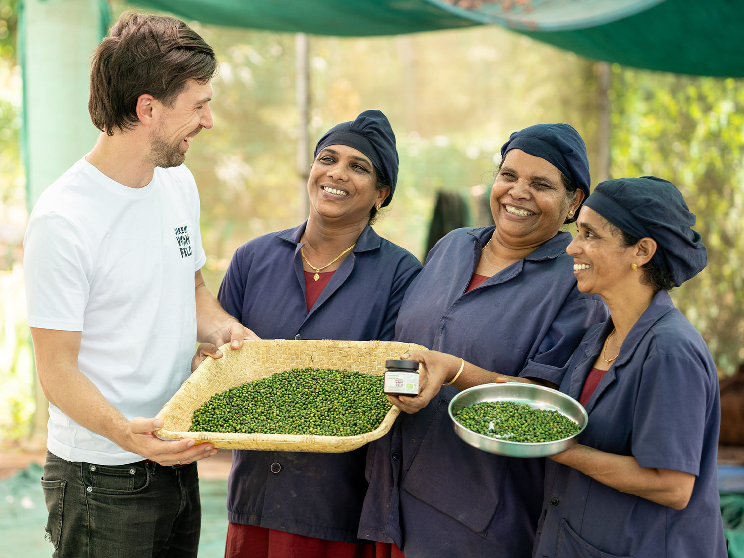 Unser Gründer Richard mit den Erzeugerinnen unseres Fermentierten Urwaldpfeffers der Kooperative Organic Wayanad | Biogewürze Direkt vom Feld