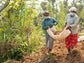 Erzeugerinnen der Kooperative Organic Wayanad beim Tragen von Ingwerknollen | Biogewürze Direkt vom Feld