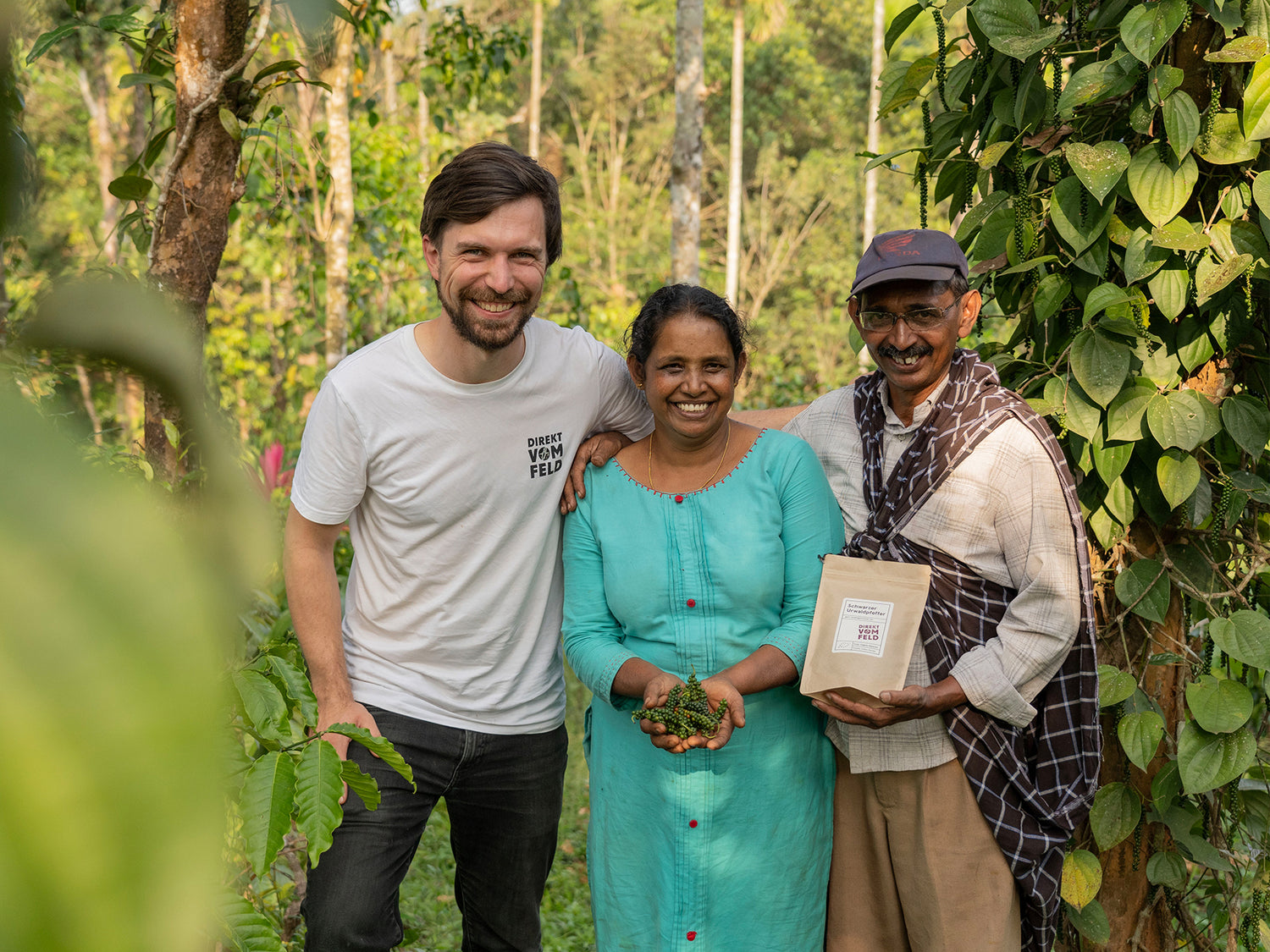 Unser Gründer Richard und das Erzeugerpaar unseres Schwarzen Urwaldpfeffers der Kooperative Organic Wayanad | Biogewürze Direkt vom Feld