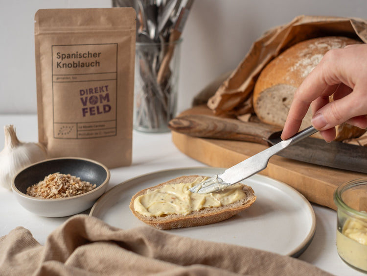 Knoblauchbutter mit Spanischem Knoblauch auf Vollkornbrot | Direkt vom Feld