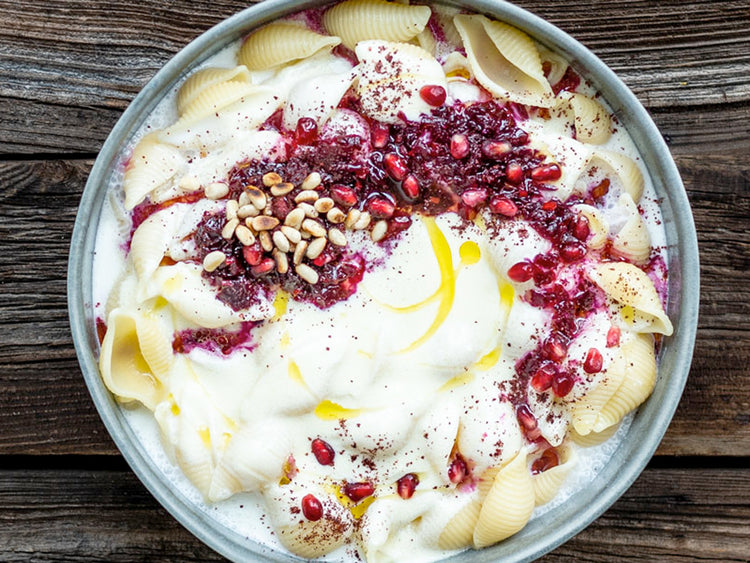 Rezept ©Schnelles Grünzeug: Conchiglie mit Joghurt und scharfem Rote-Bete-Dressing