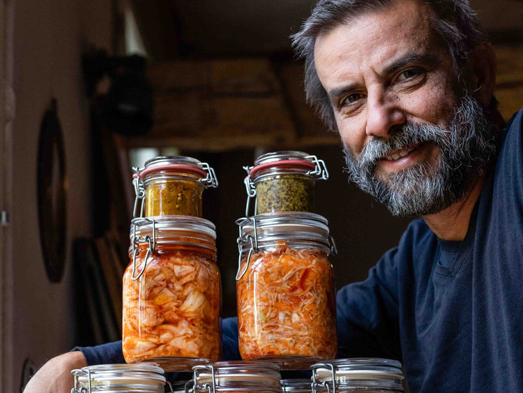 Rote Fenchelbete - Schnelles Grünzeug | Portrait Olaf Schnelle mit einer Auswahl seiner Fermente in Schnappgläsern