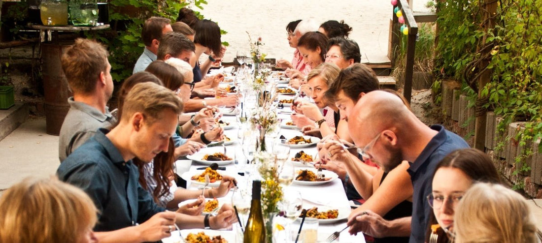 Am Tisch mit Freunden - Ein mallorquinischer Abend im Sommer - Direkt vom Feld