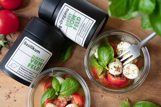 Caprese mal anders: Mit Pesto & Tomatensalz - Direkt vom Feld