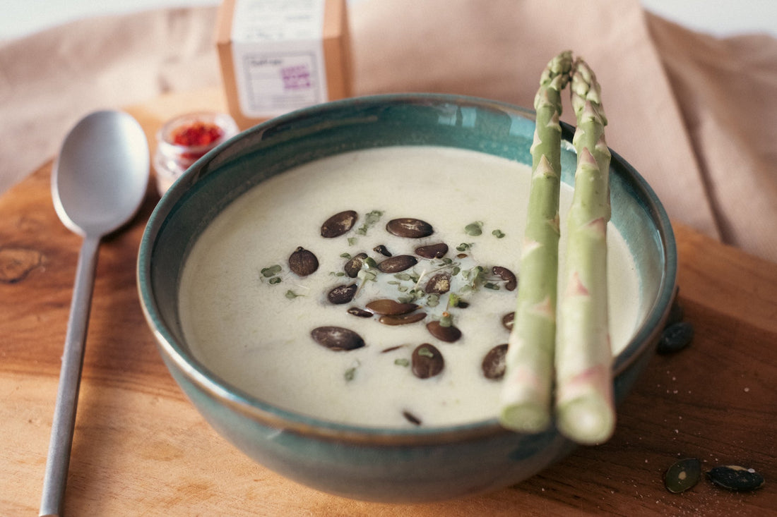 Cremige Spargel-Kokossuppe mit Safran - Direkt vom Feld