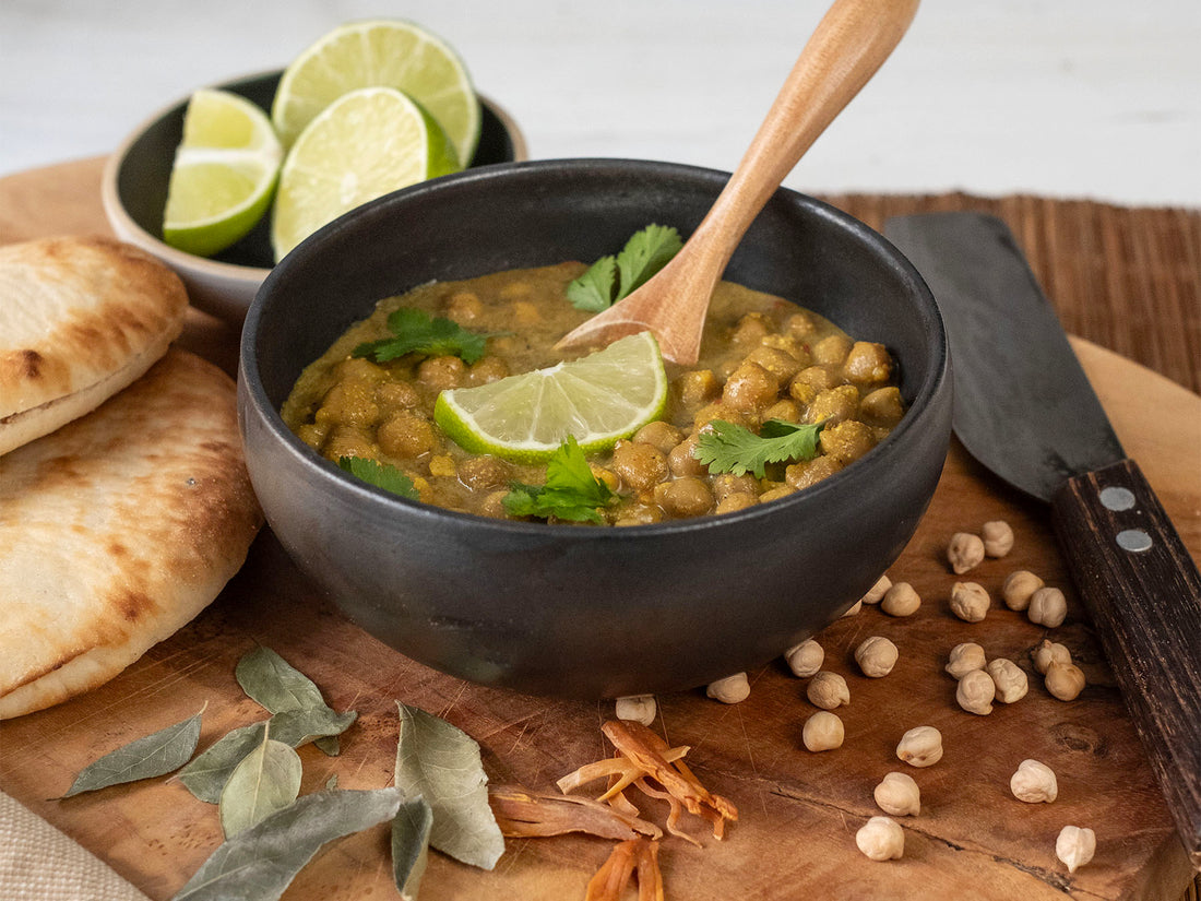 Indisches Kadala Curry mit Curryblättern und Muskatnusblüte