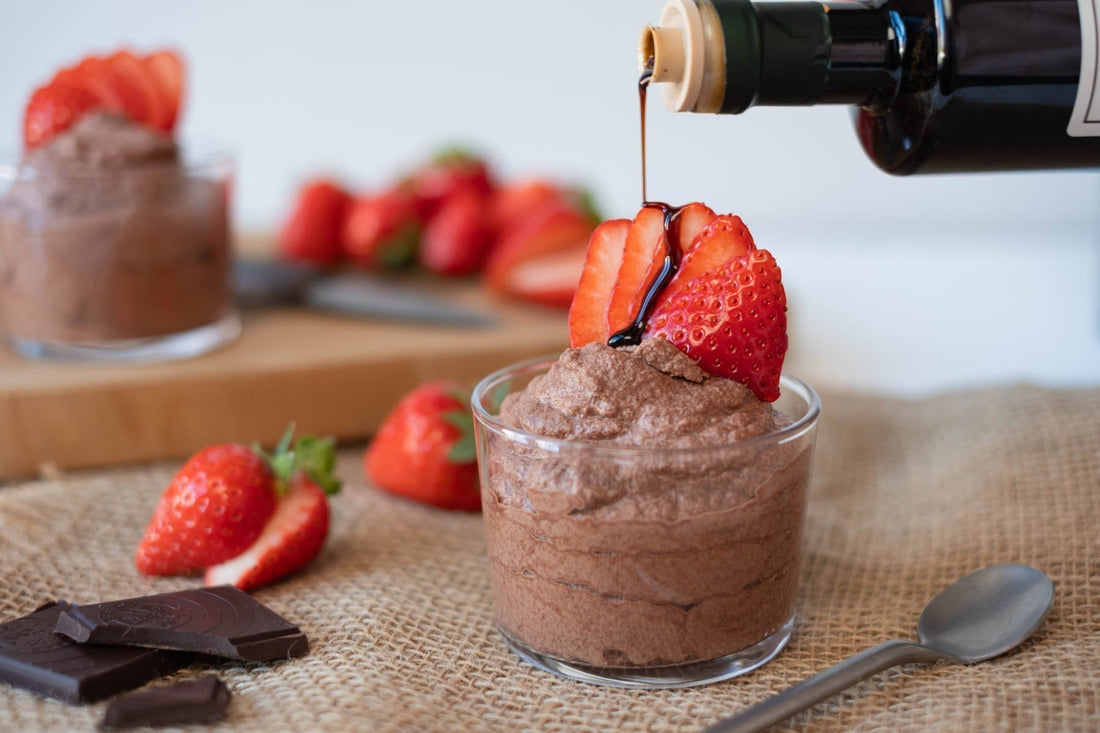 Schokomousse mit Aceto Balsamico und Erdbeeren