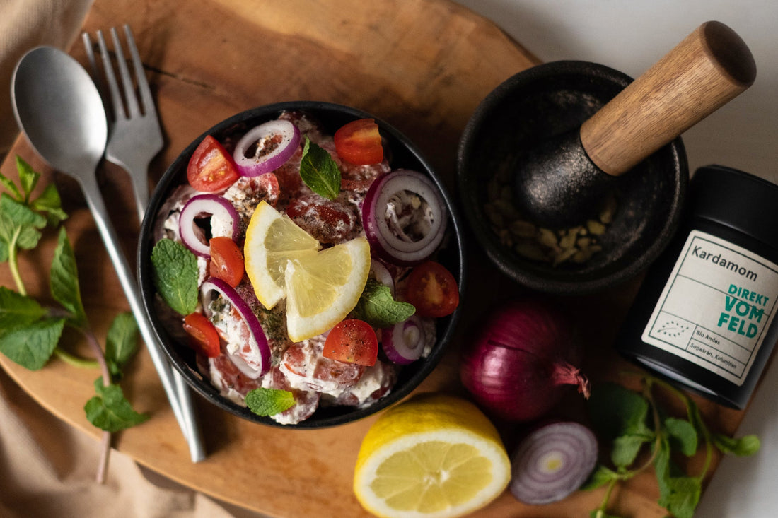 Erfrischender Tomatensalat mit Kardamom und Minze - Direkt vom Feld