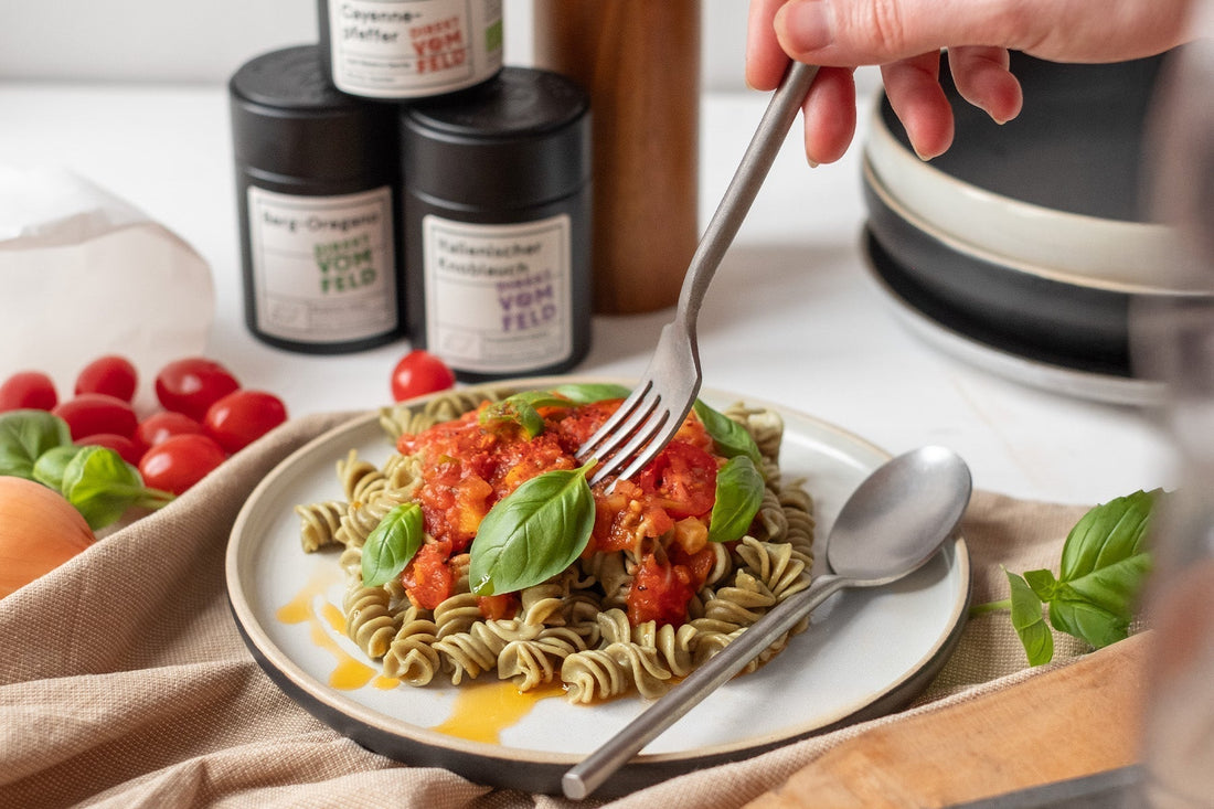 Feurige Soffritto-Arrabiata-Soße mit Cayennepfeffer - Direkt vom Feld
