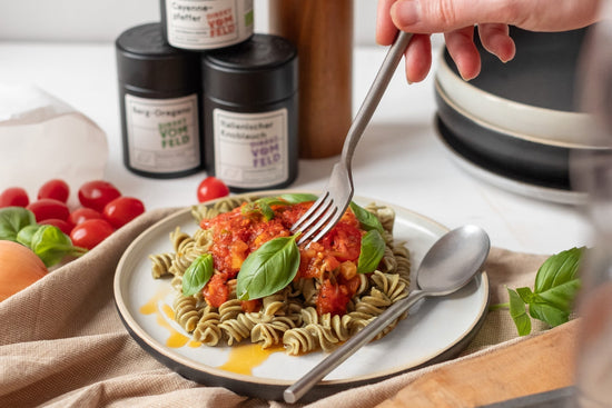 Feurige Soffritto-Arrabiata-Soße mit Cayennepfeffer - Direkt vom Feld