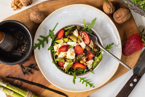 Fruchtiger Erdbeer-Spargel-Salat mit Mozzarella und langem Urwaldpfeffer - Direkt vom Feld