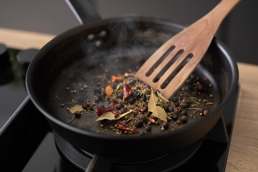Gewürze anrösten: So holst du das volle Aroma aus deinen Gewürzen - Direkt vom Feld