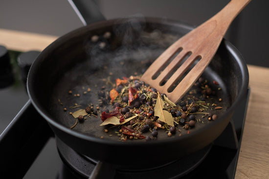 Gewürze anrösten: So holst du das volle Aroma aus deinen Gewürzen - Direkt vom Feld