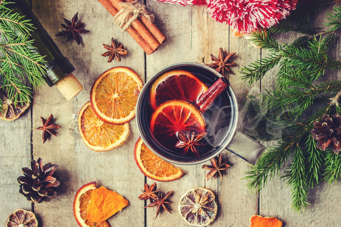 Gewürzglühwein mit Ceylon-Zimtstangen und Nelken - Direkt vom Feld