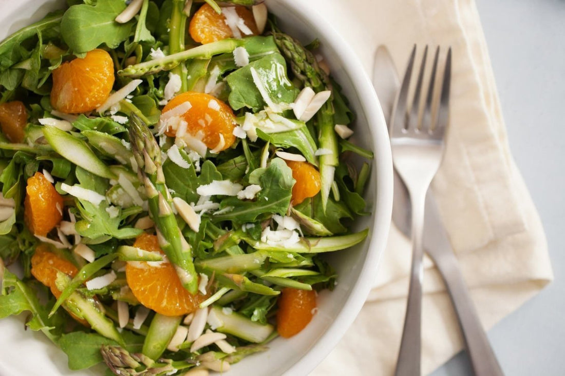 Grüner Spargelsalat mit Orange, Ziegenkäse und Muskatnuss - Direkt vom Feld