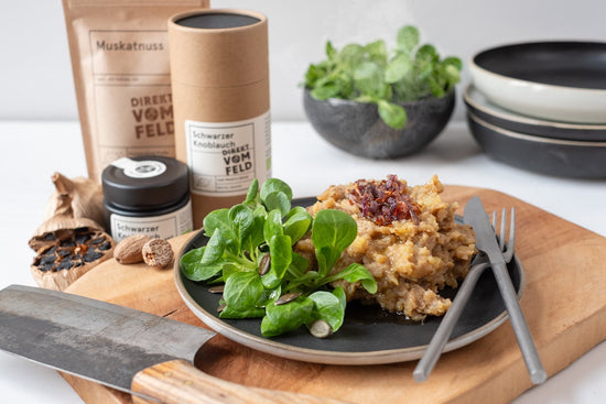 Kartoffelstampf mit schwarzem Knoblauch und knackigem Feldsalat - Direkt vom Feld