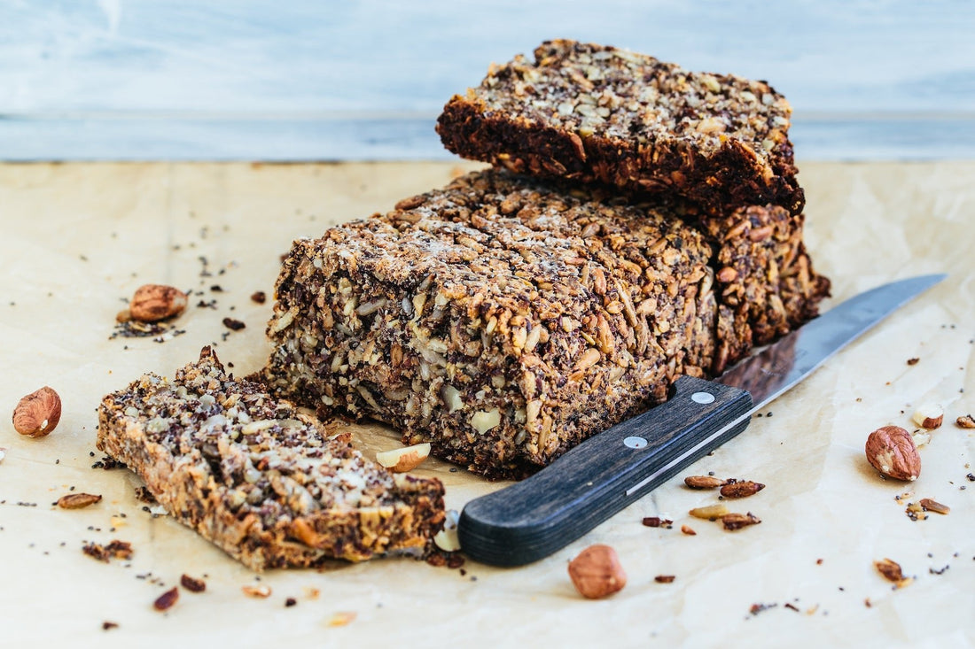 Knuspriges Brot aus Nüssen, Samen und Gewürzen - Direkt vom Feld