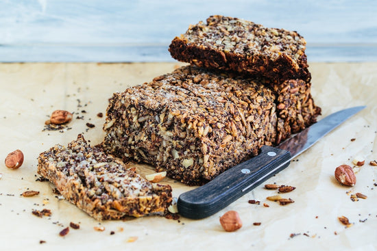 Knuspriges Brot aus Nüssen, Samen und Gewürzen - Direkt vom Feld