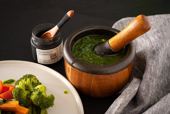 Koriander-Zitronen-Pesto mit Fermentiertem Urwaldpfeffer - Direkt vom Feld