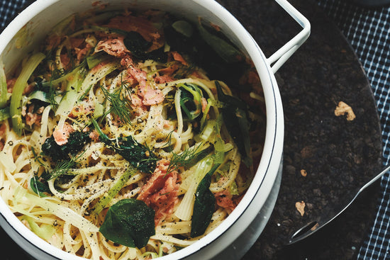 One-Pot-Pasta Tagliatelle mit Räucherlachs - Direkt vom Feld