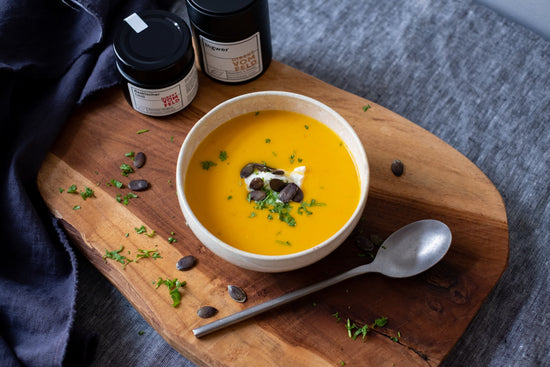 Schnelle Kürbissuppe mit Ingwer und Kürbiskern-Topping - Direkt vom Feld