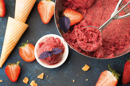 Selbstgemachtes Beerensorbet mit Basilikum - Direkt vom Feld