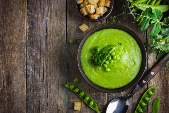 Sommerliche Erbsen-Kokos-Suppe mit Koriander und Baskischen Chili - Direkt vom Feld