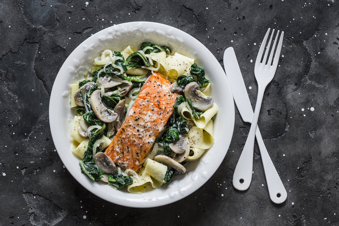 Spinat-Bandnudeln mit Lachs und Muskatnuss - Direkt vom Feld