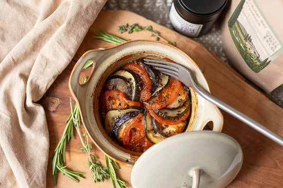 Typisch französisches Ratatouille mit Kräutern der Provence - Direkt vom Feld