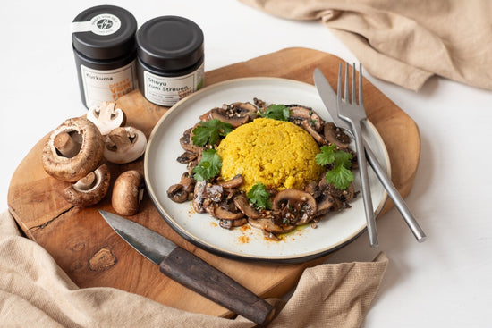 Umami-Pilzpfanne mit Kurkuma-Couscous und Shoyu zum Streuen - Direkt vom Feld