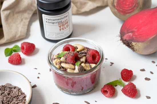 Ungewöhnlich lecker: Rote-Bete-Creme mit Dattelboden - Direkt vom Feld