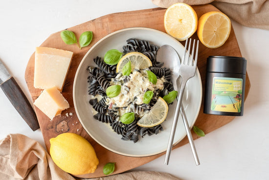 Zitronige Midsommar-Sahnesoße - Direkt vom Feld