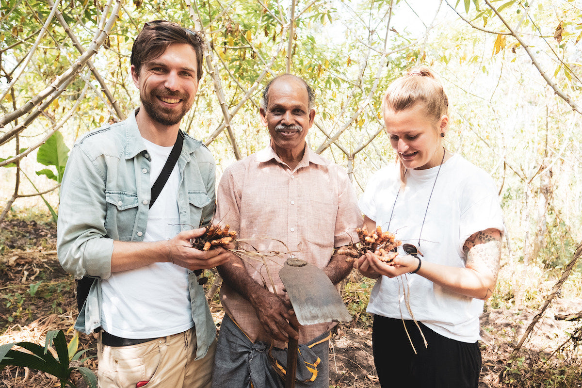 Richard Friedrich und Theresa Mende von Direkt vom Feld bei einem Kurkuma-Bauer in Wayanad, Indien