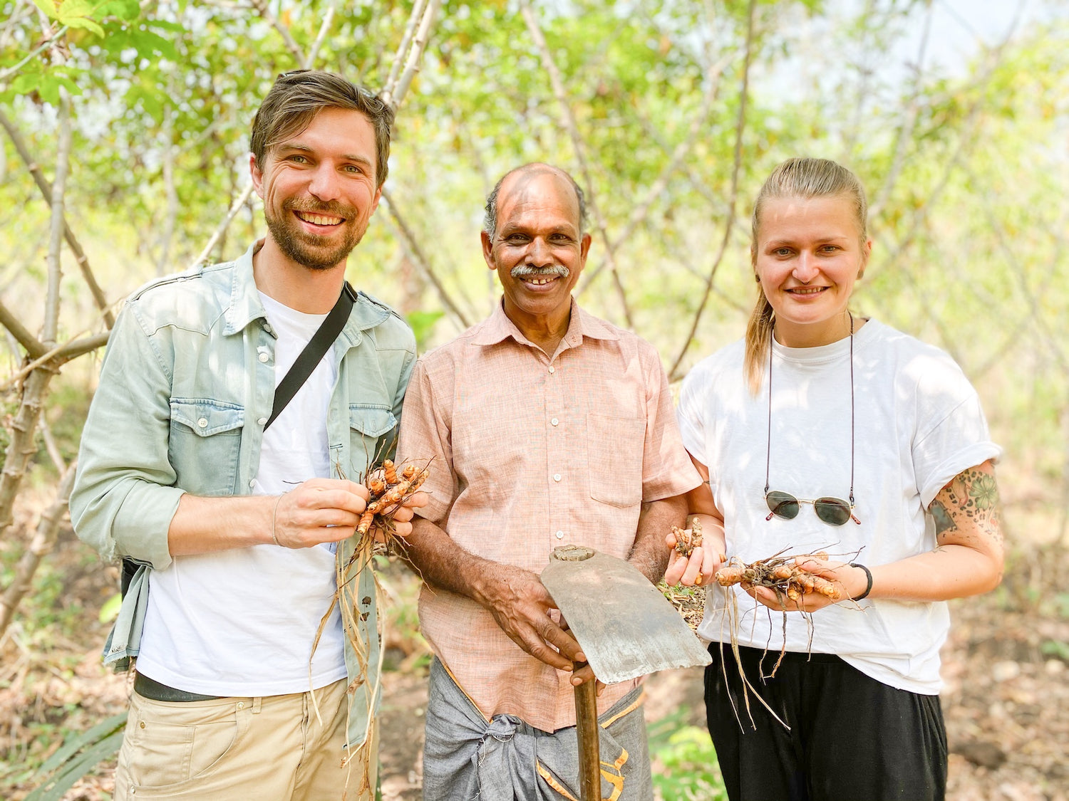 Richard, Theresa und Erzeuger mit Kurkuma - Direkt vom Feld