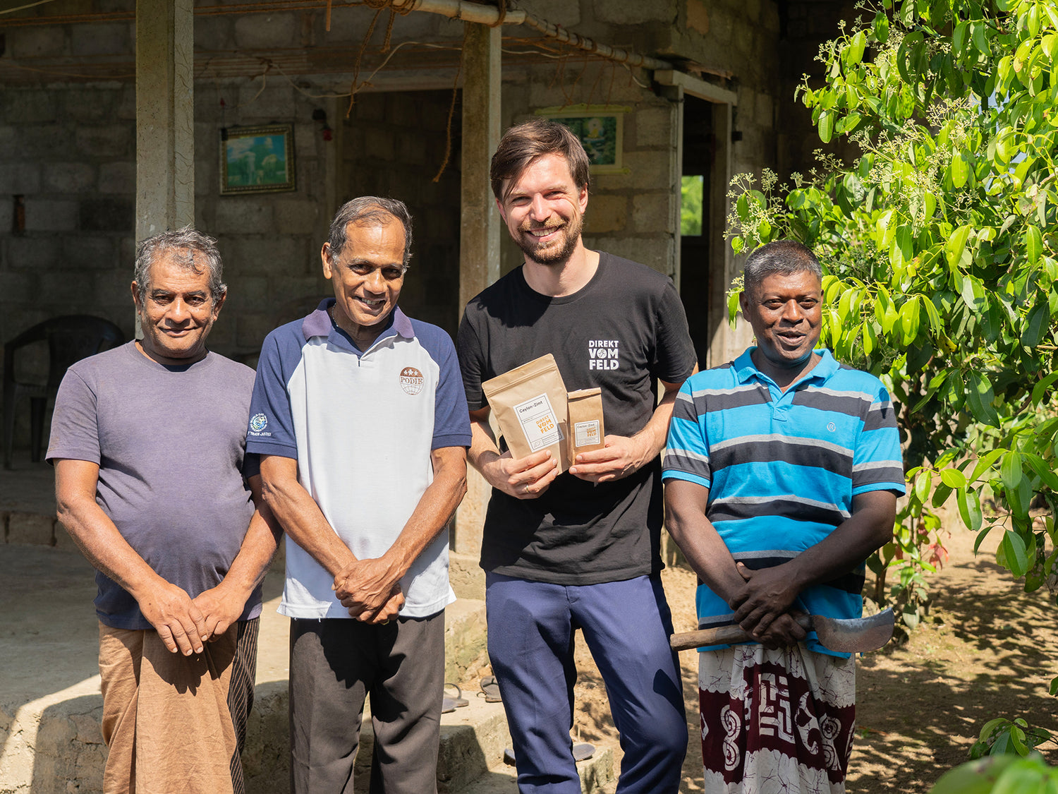 Ceylon-Zimt-Bauern der Kooperative Podie auf Srilanka und unser Gründer Richard von Direkt vom Feld
