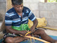 Ceylon-Zimt-Bauer Sheldon beim Abschälen der Zimtrinde