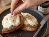 Geräucherte Salzflocken auf geröstetem Brot mit Knoblauchbutter und Mozarellascheiben