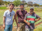 Richard mit den Berg-Oregano-Bauern Ilias und George | Biogewürze DIrekt vom Feld