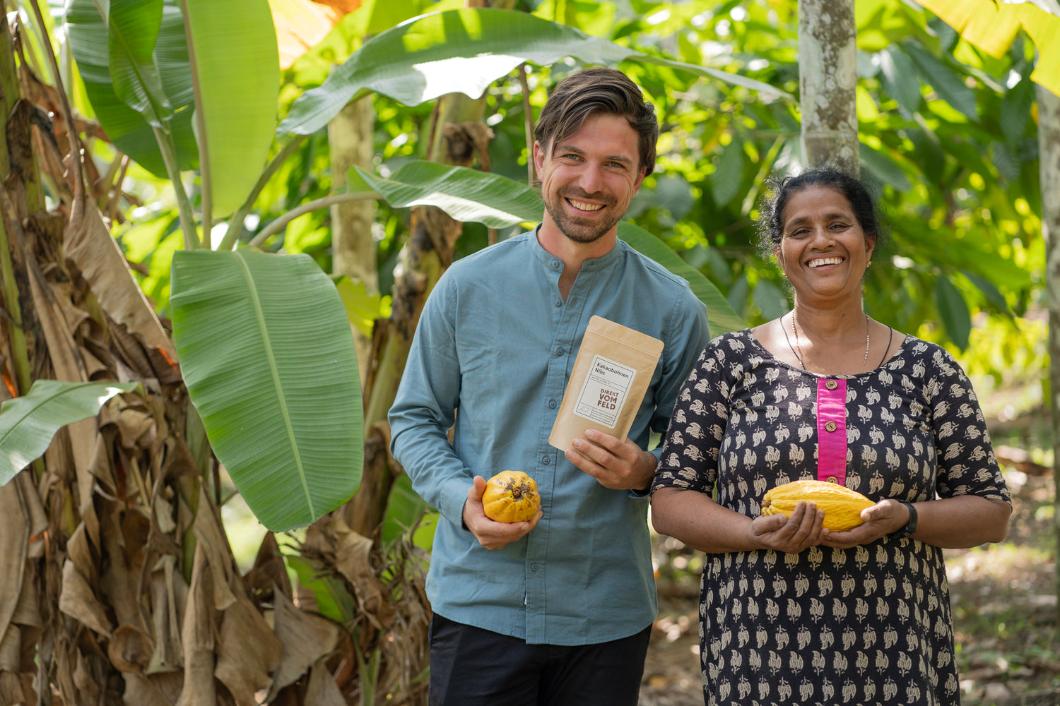 Unser Gründer RIchard mit einer Kakao-Bäuerin der Kooperative Organic Wayanad im indischen Regenwald | Biogewürze Direkt vom Feld
