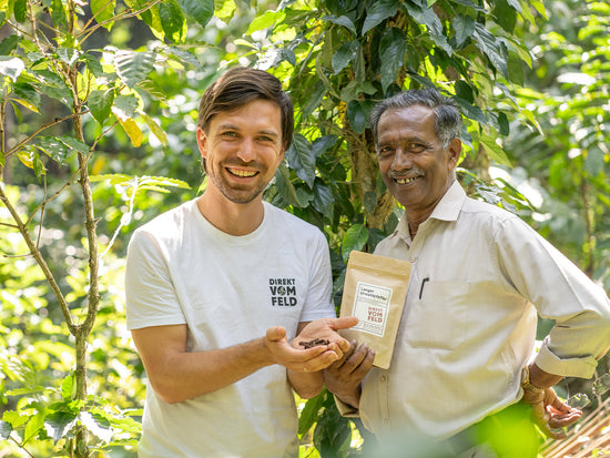 Unser Gründer Richard mit dem Erzeuger der Kooperative organic Wayanad unseres Langen Urwaldpfeffers | Biogewürze Direkt vom Feld