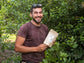Gewürzbauer Ilias vor dem Lorbeerstrauch | Biogewürze Direkt vom Feld