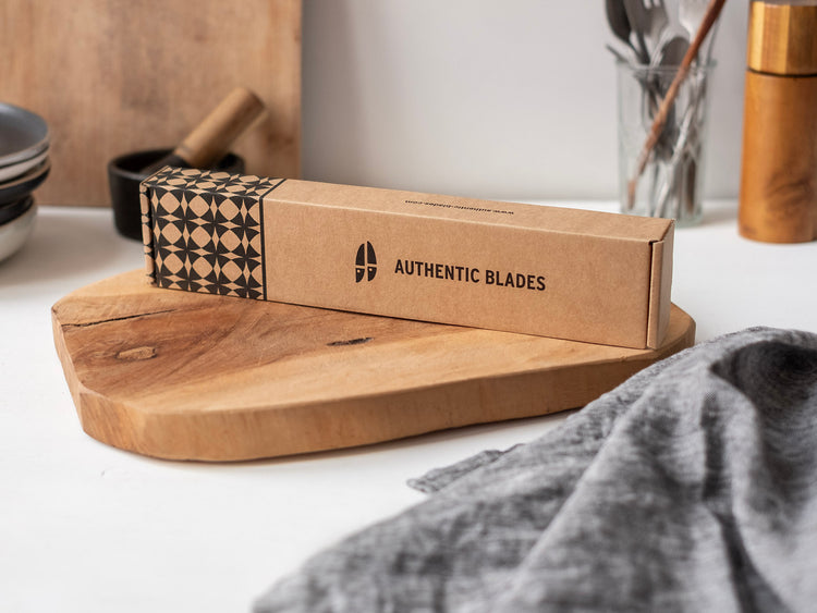 Chice Pappverpackung für das Thang | Handgeschmiedetes Messer aus Vietnam mit Holzgriff und sehr scharfer Kohlenstoffstahlklinge