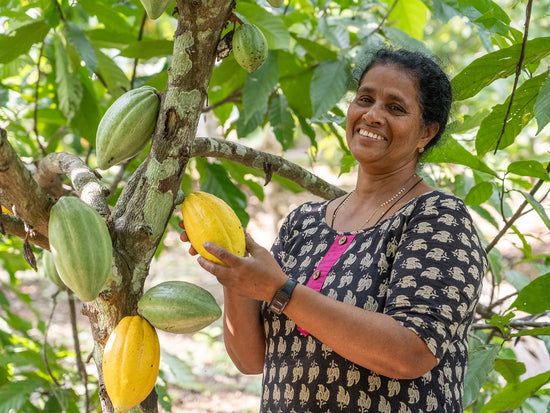 Farmerin Jolly mit einer reifen Kakao-Frucht